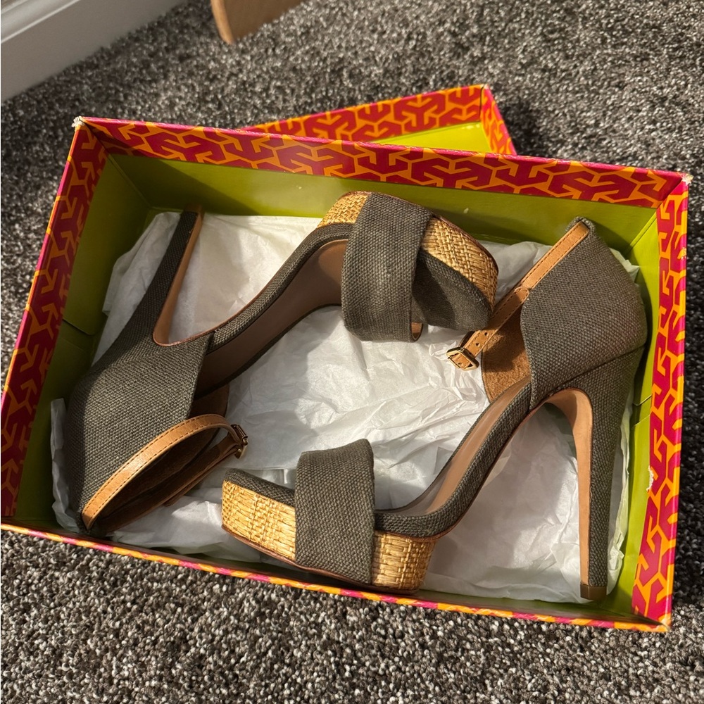 NIB Tory Burch Olive Green Cork Leather Canvas Sandals, Size 7